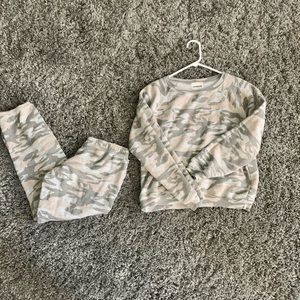 Monrow SWEATSHIRT/JOGGERS camo lounge set